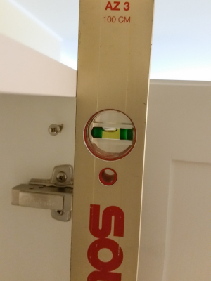 nach vorne hängende Hängeschränke